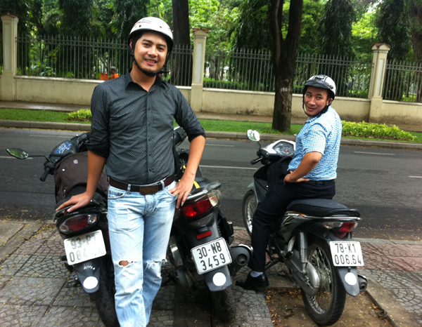 Sticker[-]"Không[-]xả[-]rác[-]bừa[-]bãi"[-]hiện[-]diện[-]trên[-]nhiều[-]xe[-]máy[-]của[-]bạn[-]trẻ